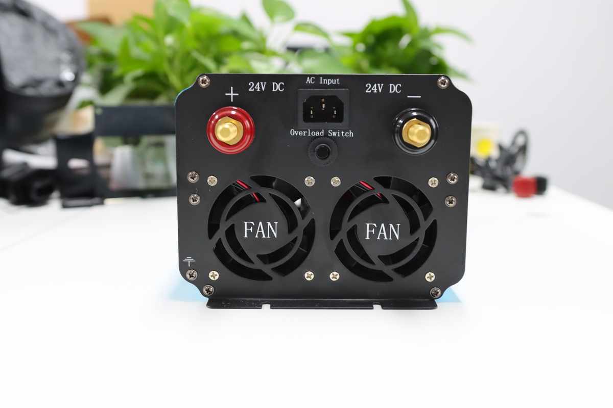 Invertor 2 in 1 SINUS PUR 6000W 12V - 220V cu Functie UPS de incarcare acumulatori